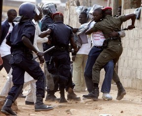 Sale temps pour les hommes de tenue : Quatre policiers brutalisés en une journée à travers Dakar