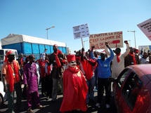 Pour un report de la Foire: Les travailleurs du Cices battent le macadam