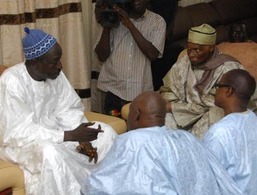 Serigne Cheikh Saliou tance le Ministre Khadim devant Wade