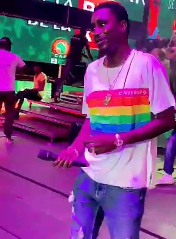 Pour avoir porté ce tee-shirt, le chanteur Waly Seck attaqué sur la toile