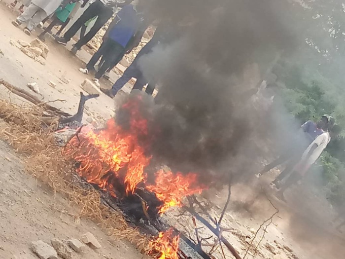 Fatick : Des manifestants brÃ»lent des pneus devant le domicile du prÃ©sident Macky Sall