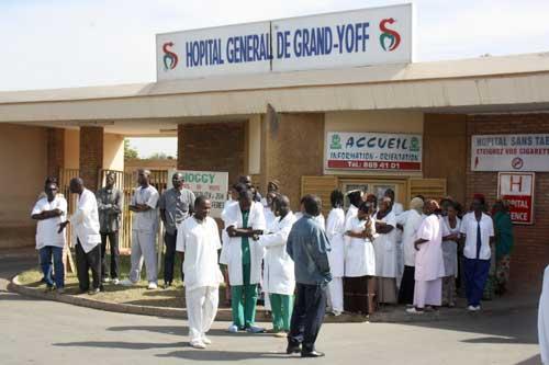 Mouvement d’humeur à l’Hôpital général de Grand-Yoff. Les travailleurs, en sit-in, dénoncent la mauvaise gestion des finances