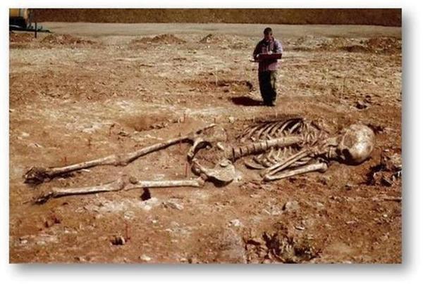 Découverte  d'un cimetière  du peuple des Titans "D'AAD" dans le désert Saoudien