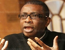 Election 2012 : Youssou Ndour  jette des pierres sur le monument de Wade