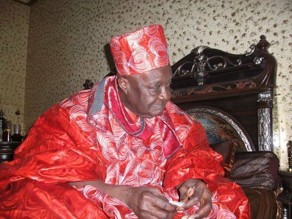 Le grand Boubou de Borom Daradji dans sa chambre