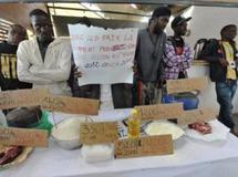 Sur un stand de la «Foire aux problèmes» on peut voir la hausse des prix des produits alimentaires de base sur les 12 dernières années. A Dakar, le 22 janvier 2012.