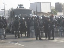 [ Direct ] Des jeunes menacent de marcher vers le palais, d’autres s’y opposent