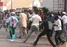 [Vidéo] Manifestation à Dakar : Des étudiants de l’Ucad délogent leurs frères du privé