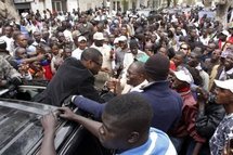 Le chanteur et opposant Youssou N’Dour lors d’une manifestation de l’opposition à Dakar, le 15 février 2012 La manifestation avait été interdite par le gouvernement, et le M23 a réaffirmé son intention de manifester, comme l’y autorise la Constitution en période électorale, selon cette coalition. AFP - Mamadou Toure Behan