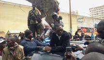 Youssou Ndour face aux forces de l’ordre à la place de l’indépendance: « Je ne bougerai pas d’ici »