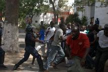 Des fidèles tidianes allument des brasiers sur l’avenue Lamine Guèye