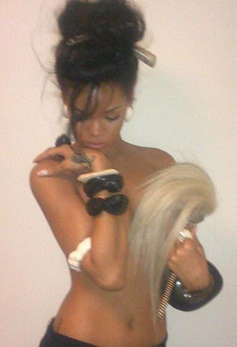 Rihanna s'affiche presque nue sur twitter !