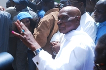 Abdoulaye Wade oublie son enveloppe dans l'isoloir