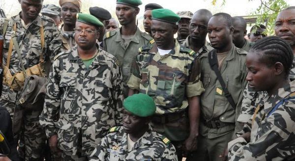 Mali: acculée, la junte propose aux rebelles touareg de négocier