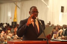 Le Président Macky Sall salue le drapeau national