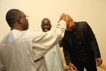 Macky Sall reçoit Diouf, Akon, Mor Thiam et Titi Camara chez lui.