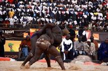 (Video) Incroyable! Balla Gaye 2 bat Yékini et devient le nouveau "Roi des arènes"