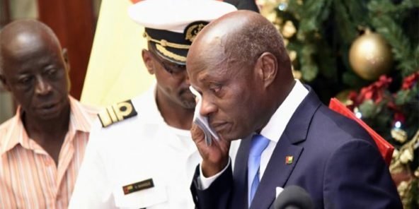 Présidentielle en Guinée-Bissau : le président sortant , en larmes, appelle au retour de la stabilité