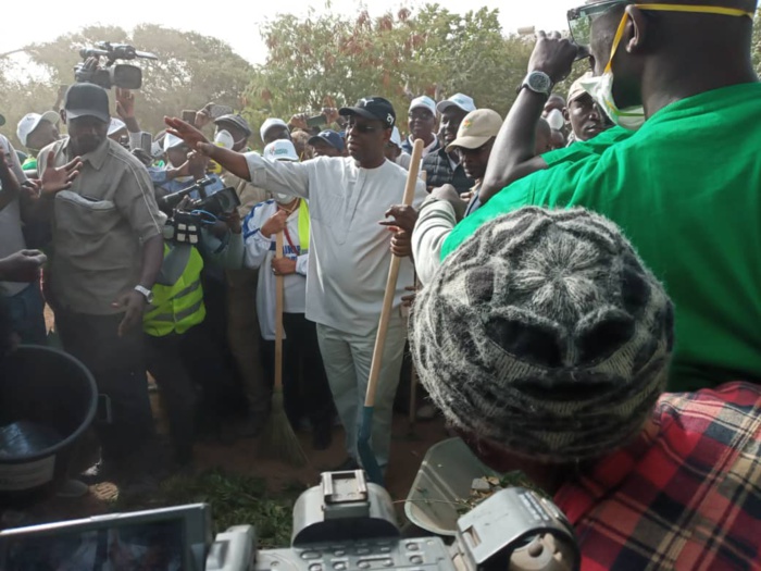 IMAGES - Cleaning Day: Macky Sall donne l’exemple en participant au "set setal" de son quartier