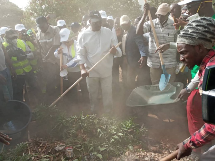 IMAGES - Cleaning Day: Macky Sall donne l’exemple en participant au "set setal" de son quartier