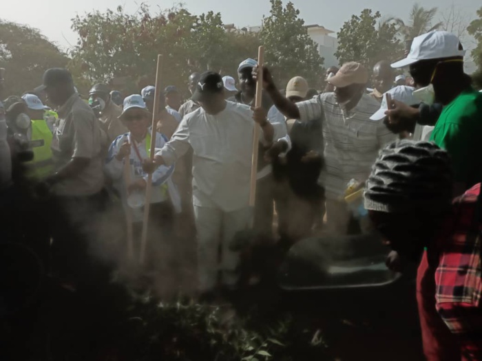 IMAGES - Cleaning Day: Macky Sall donne l’exemple en participant au "set setal" de son quartier