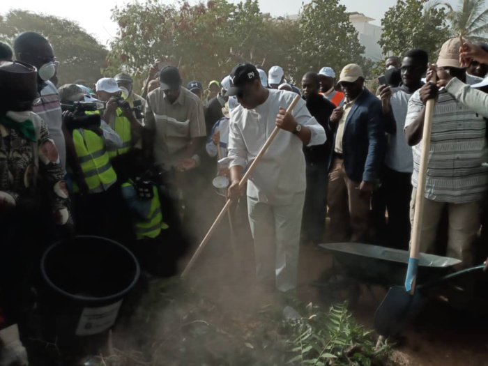 IMAGES - Cleaning Day: Macky Sall donne l’exemple en participant au "set setal" de son quartier