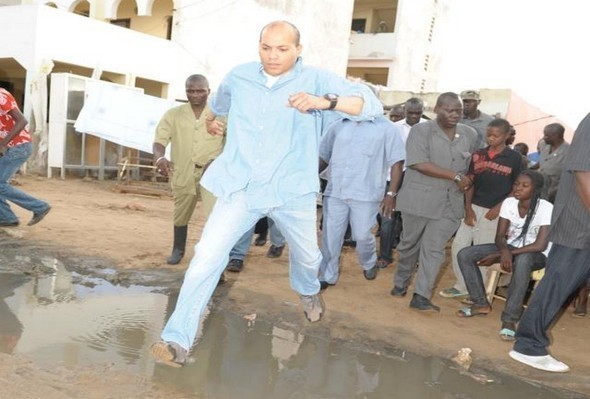 Insolite : la voiture 4x4 de Karim Wade  tombe entre les mains de  Moustapha Cissé LO