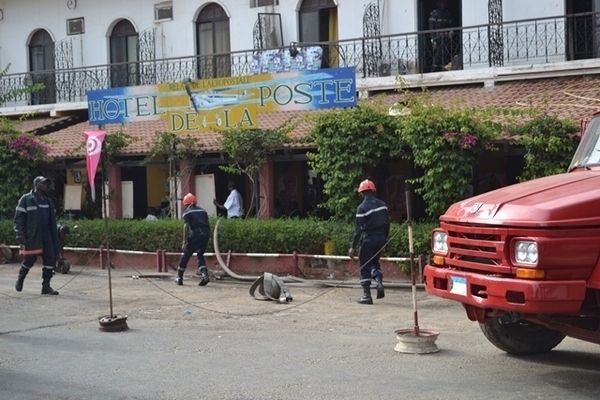 (Photos) Dernière minute : Une annexe de l’Hôtel de la Poste de Saint-Louis a pris feu