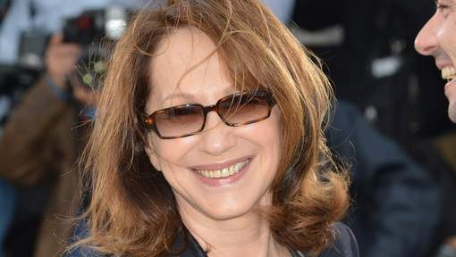 Nathalie Baye, 64 ans, dirigée par un gamin de 23