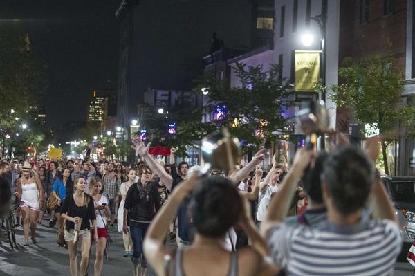 Les Québécois protestent au son des casseroles