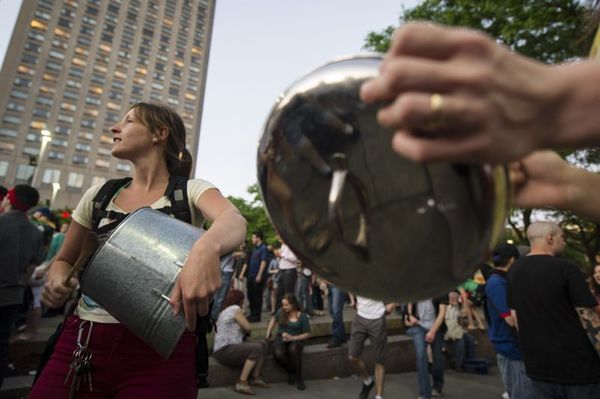 Les Québécois protestent au son des casseroles