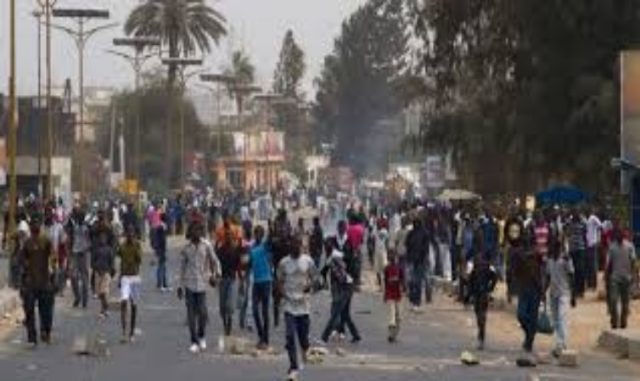 Ziguinchor: Des affrontements entre étudiants et policiers font plusieurs blessés