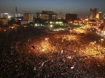 Egypte: des milliers de manifestants en colère contre le verdict du procès Moubarak