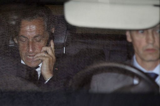 Sarkozy intègre ses nouveaux bureaux, garde le silence sur ses intentions