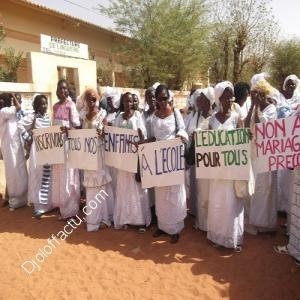 Procession des femmes enseignantes pour un recrutement massif au CI 2012 / 2013