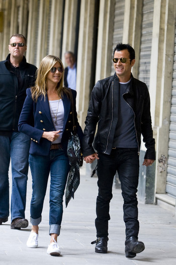 Jennifer Aniston et justin Theroux en amoureux à Paris