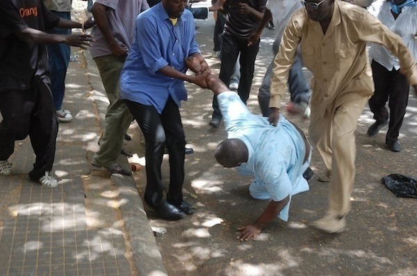 Les images du 23 juin : Agression de Alioune Tine, les choses ont réellement commencé le 22 juin (VIDEO)