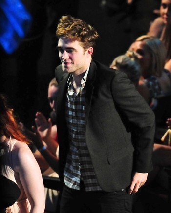 Robert Pattinson trompe-t-il Kristen Stewart avec une mystérieuse blonde ?