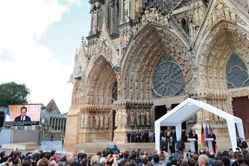 Hollande et Merkel en amis à Reims