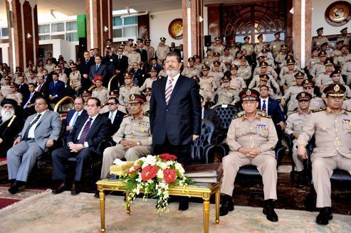 Égypte : Morsi brave l'armée et rétablit le Parlement