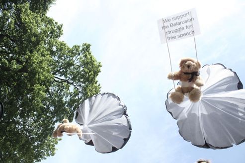 Une affaire d'ours en peluche fait vaciller l'armée biélorusse