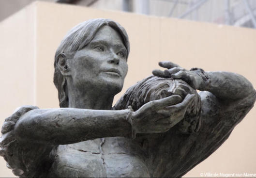 Carla Bruni en statue… de bronze