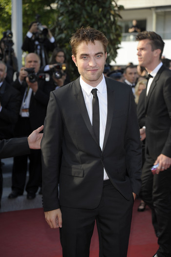 Robert Pattinson est soutenu par Liberty Ross