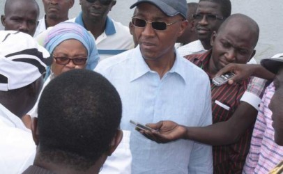 Zones inondées: Abdoul Mbaye poursuit sa visite sous la pluie (VIDEO)