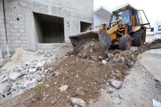 Travaux dans la rue du nord-est de Dakar où ont été découvertes des pièces archéologiques. Photo du 1er septembre 2012 Ces pièces ont été mises au jour après les fortes pluies enregistrées à Dakar le 26 août, dans le quartier de Ouest-Foire (nord-est de la capitale), a expliqué Moustapha Sall, également enseignant-chercheur à l’Ucad. - AFP - Seyllou