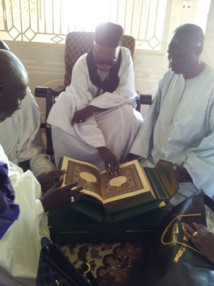 L'épouse de Macky Sall offre un Coran au Khalife général des mourides