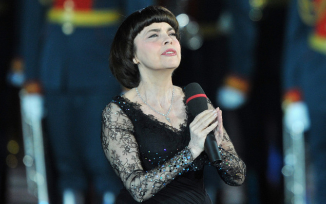 Mireille Mathieu s’en prend aux Pussy Riot sur la télévision russe