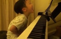 Un enfant de 5 ans joue du piano