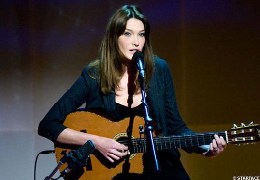 Carla Bruni-Sarkozy fait son come-back