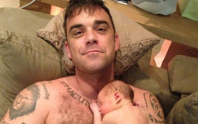 PHOTO Robbie Williams vous présente son bébé